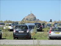 Vi var inte ensamma i Mont Saint Michel. Dr finns stora parkeringar fr alla som ska bussas ut till stan. Vi avstod.