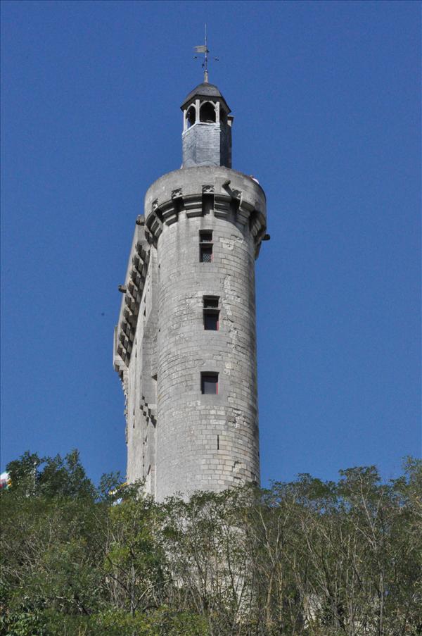 I Chinon finns ett stort slott ovanfr stan och dr finns detta torn