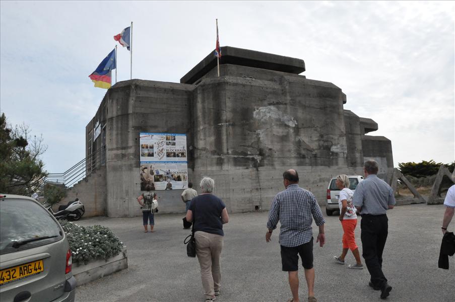 En bunker frn kriget. Det r fr dyrt att ta bort den, s den r nu ett museum med mnga olika minnen frn kriget.