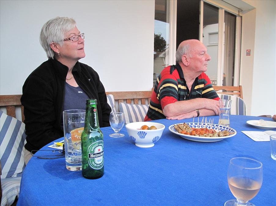 Tillbaka hos Pia och Alain. Eva med Claude, Alains bror.