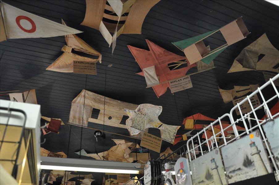 Grand Bazar hade massor med drakar i taket. Alla var modeller av gamla flygfarkoster.